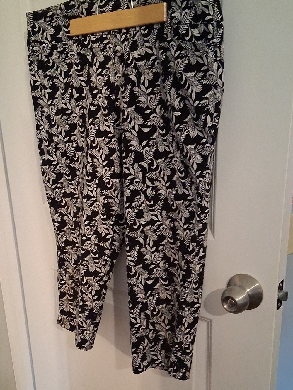 CJ Banks Black and White Leaf-Print Cropped Wide-Leg Pants